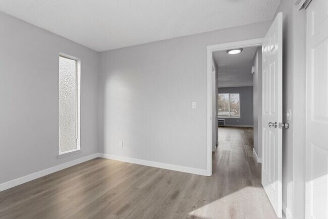 Building Photo - Affordable Comfort! Spacious 2-Bedroom Apa...