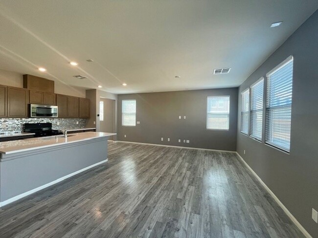 Building Photo - Gorgeous 2 Story Townhome Ready in Gated C...