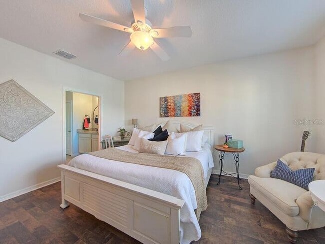 Building Photo - Gorgeous 3 bedroom, 2½ bath, 2 STORY townhome