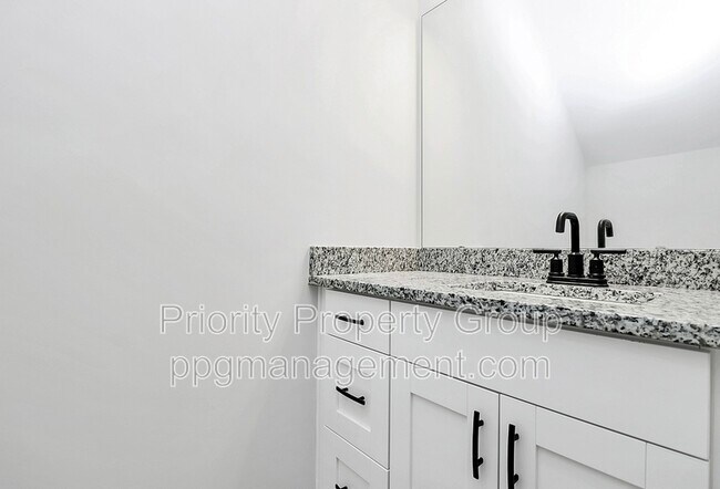 Building Photo - 6618 Riverview Dr