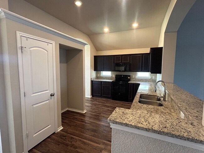 Building Photo - Newer Built 3 Bedroom Home
