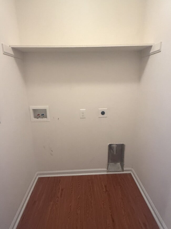 Building Photo - 121 Simmental Ln