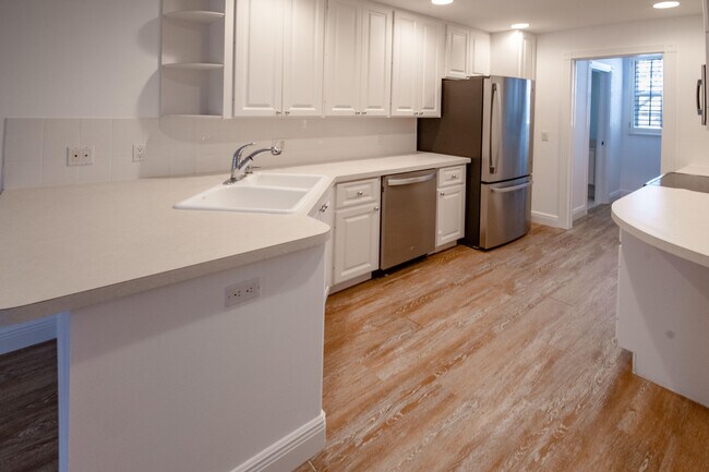 Building Photo - 327 Salinas Dr