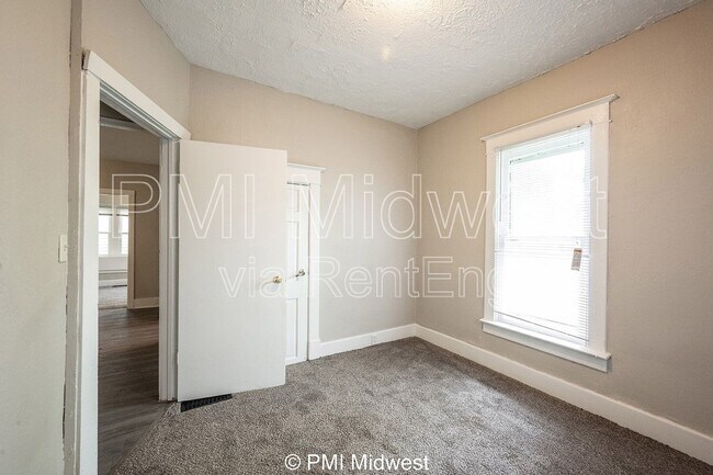 Building Photo - 130 N Gladstone Ave