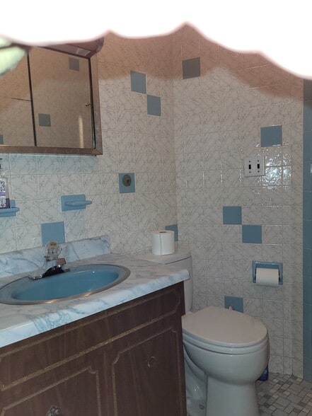 Bath - 35 Garfield Ave