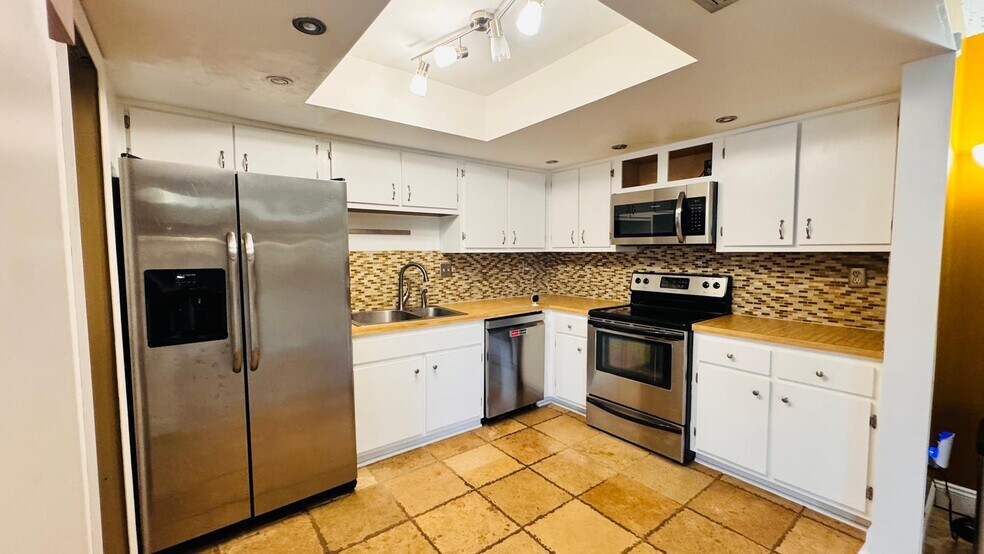 Building Photo - 600 Waverly Ln