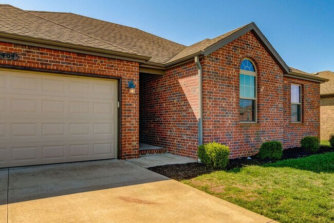 Building Photo - Beautiful all brick 3 bed 2 bath house in ...
