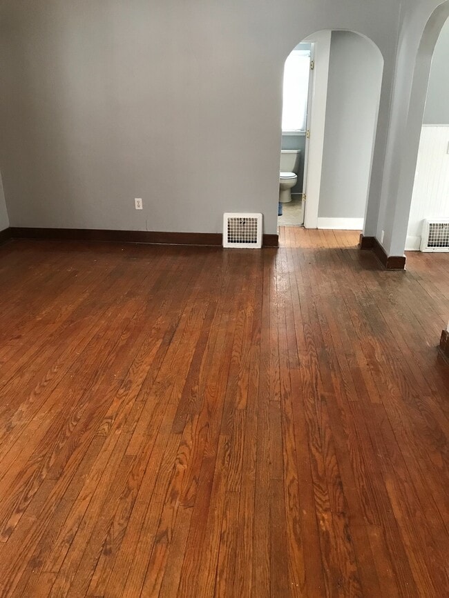 Building Photo - large 3br 2 bath home with full basement &...