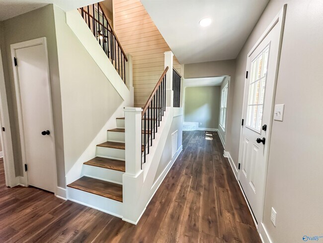 Building Photo - 11210 Mountain Crest Dr SE