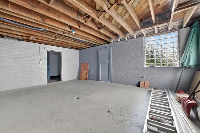 Building Photo - 1104-1106 Oakwood Ave