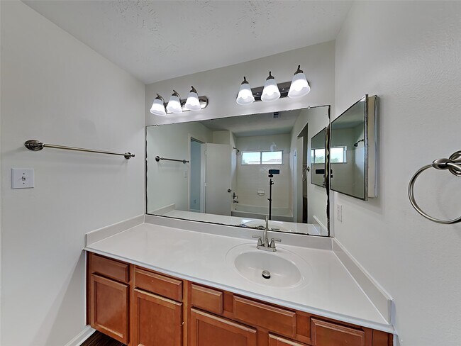 Building Photo - 4407 Crossvine Ave