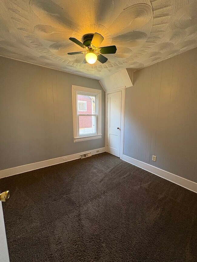 Building Photo - Three bedroom one bathroom home for rent