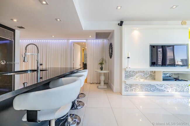 Building Photo - 475 Brickell Ave