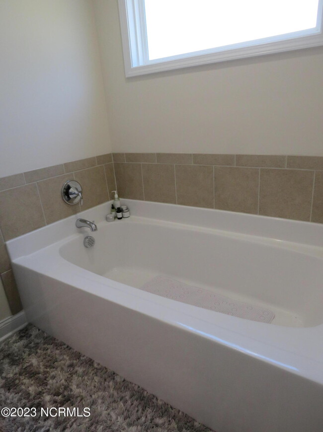 Building Photo - 425 Palisades Dr