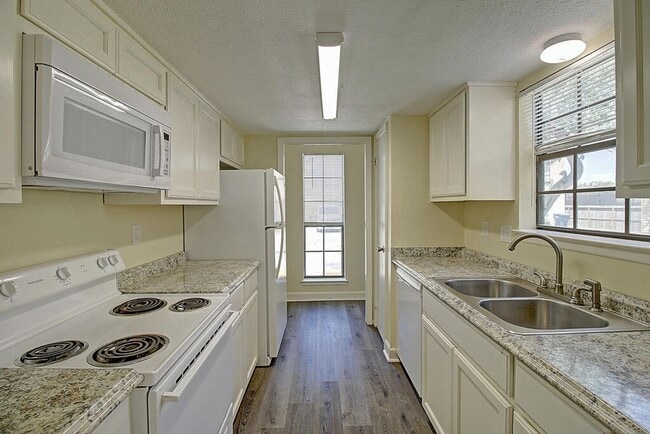 Building Photo - 2314 Capitan Dr
