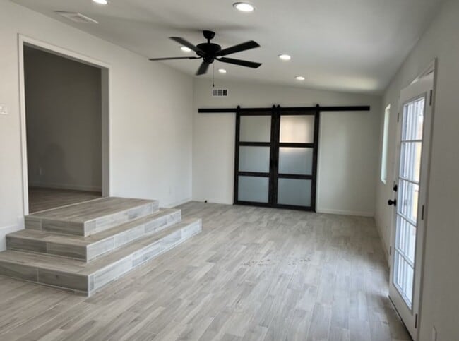 Building Photo - Madera Ranchos