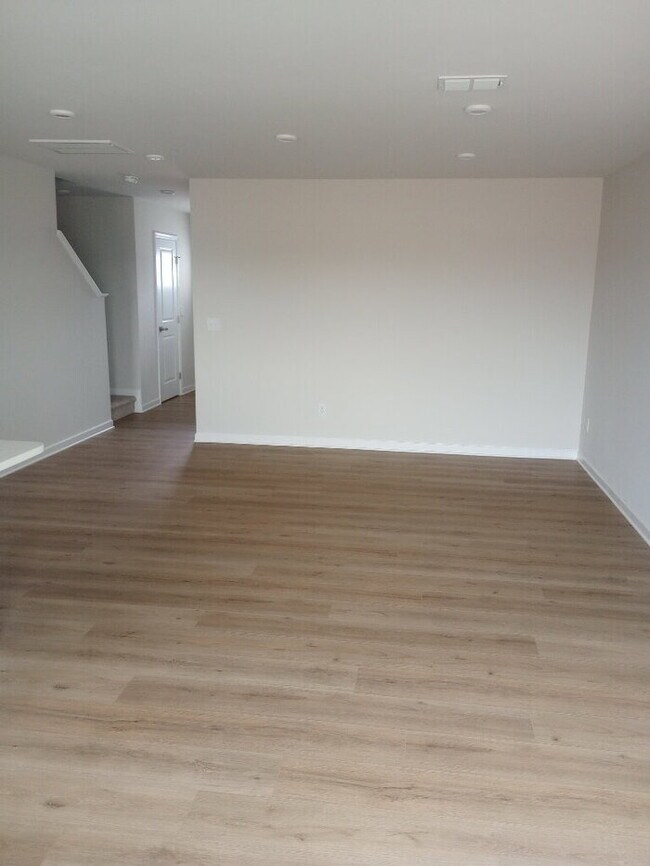 Building Photo - "Charming 3-Bed Townhouse Retreat with 2.5 Baths in Fountain Inn!"