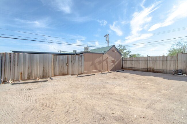 Building Photo - Newly Remodeled Home Near University of Arizona!