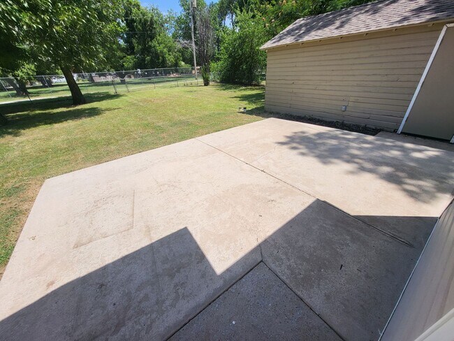 Building Photo - 2-bedroom 1 bathroom house with garage and washer/dryer provided