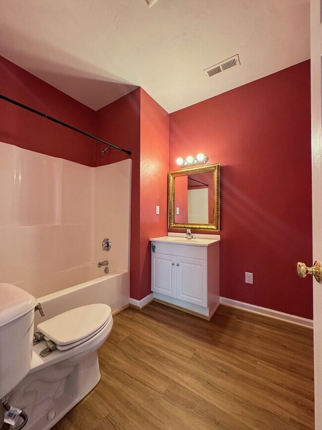 Building Photo - Updated and Spacious 3BR 2Bath House for rent