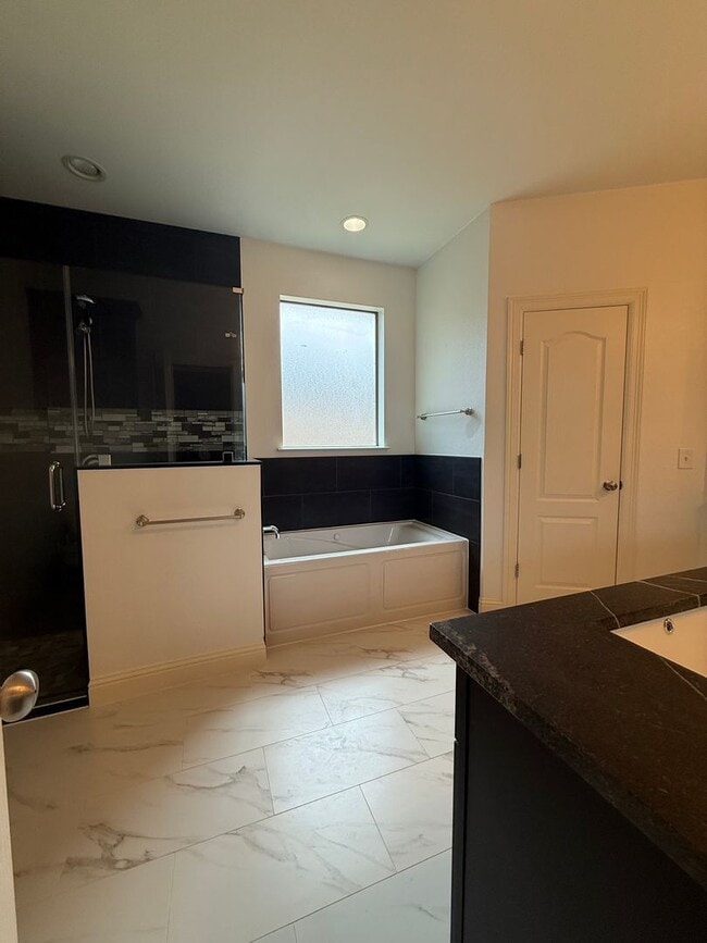 Building Photo - Beautiful 4 bedroom 2 bath home centrally located for added convenience