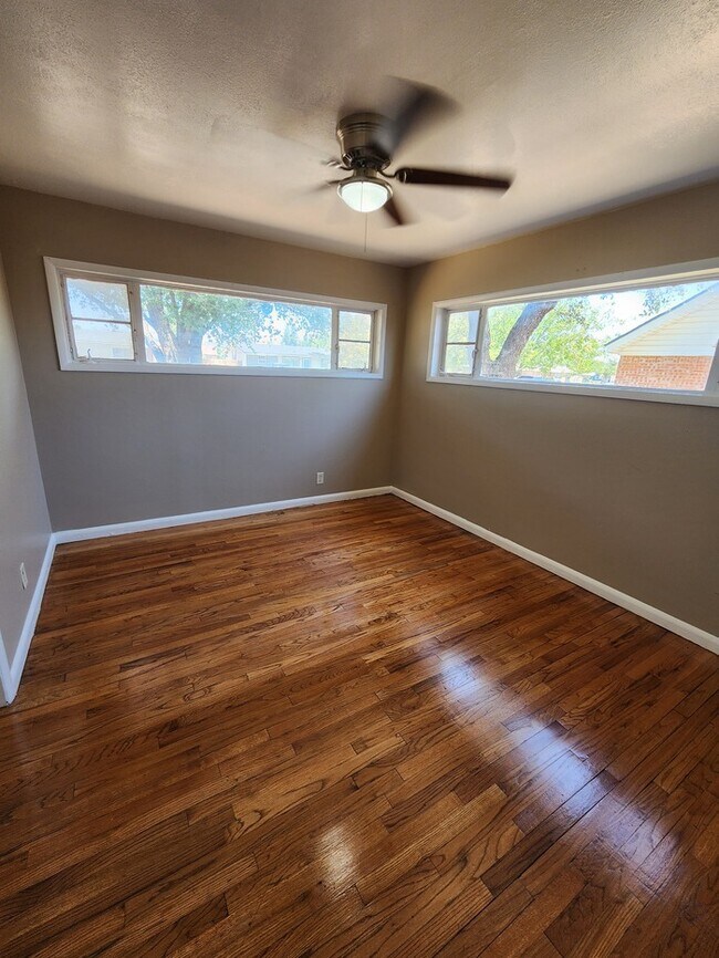 Building Photo - 3 bed 2 bath home with 1 car garage