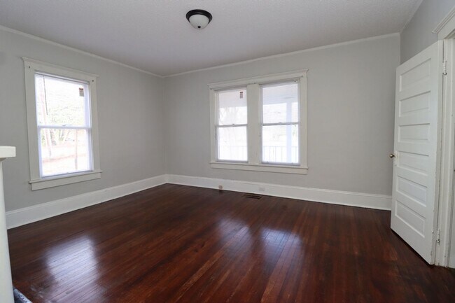 Building Photo - 4910 Colonial Dr