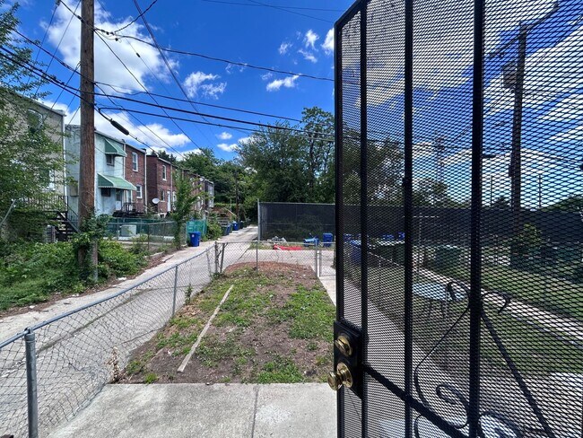 Building Photo - 1053 N Kenwood Ave