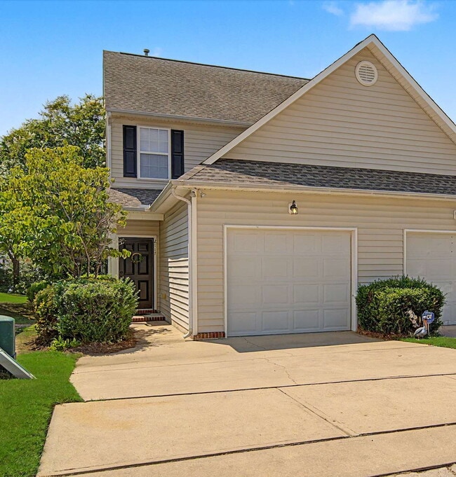 Building Photo - Townhome in Desirable Hedingham Community