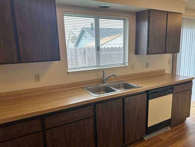 Building Photo - Great single level 2 bed/1 bath duplex in Thurston!