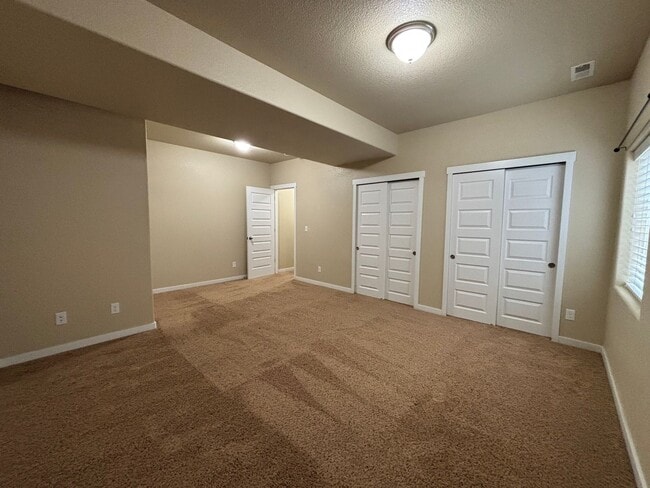 Building Photo - 5 Bedroom, 3 Bathroom Single-Family Home w...