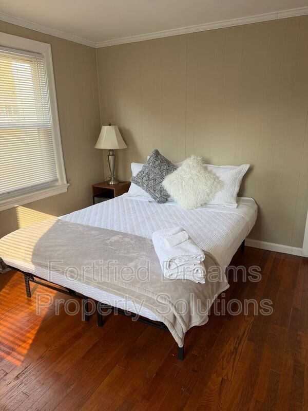 Building Photo - 2203 Maywood St