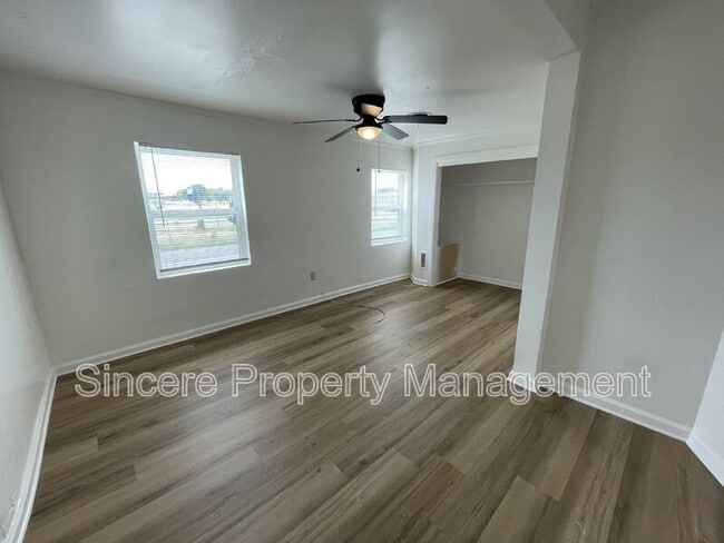 Building Photo - 2023 NW 40th St