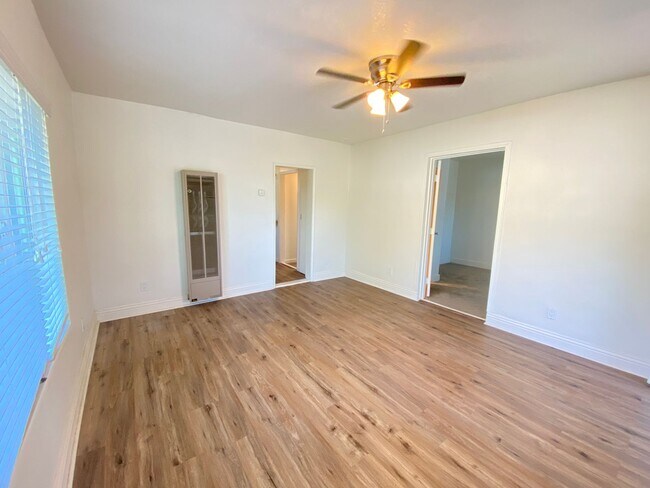 Building Photo - Great Normal Heights Location! IN UNIT Washer/Dryer, 2 Covered Parking Spots, Storage Locker!