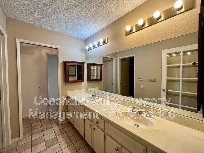 Building Photo - 40120 Sagewood Dr