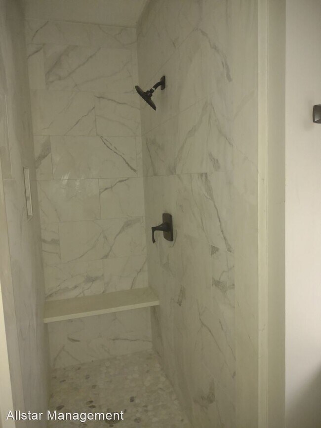 Building Photo - 3 br, 2.5 bath House - 1038 Cedarhill Drive