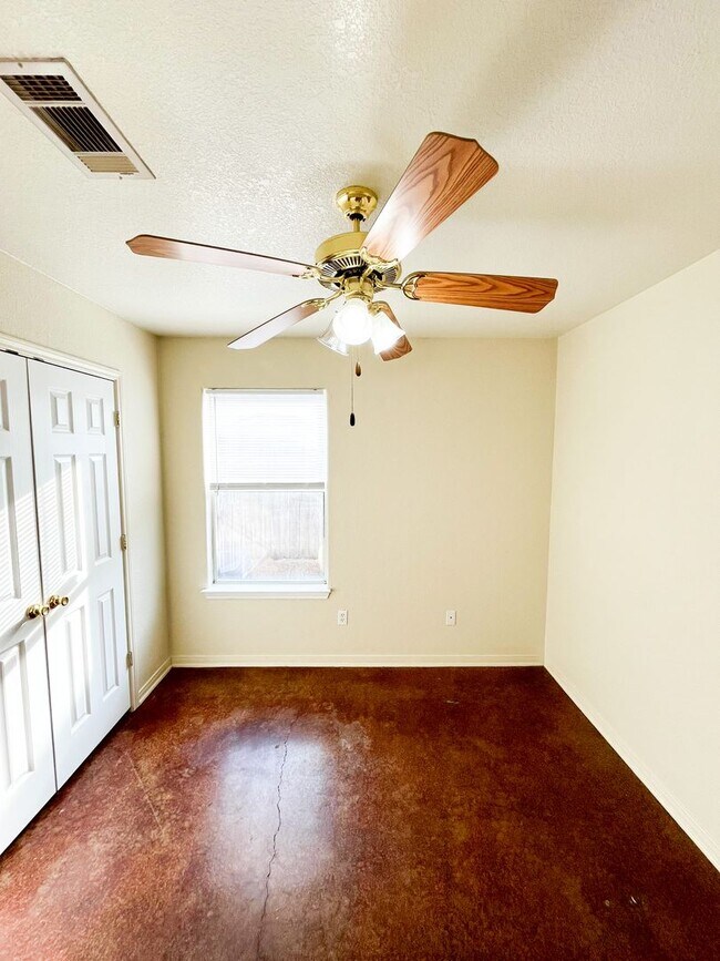 Building Photo - 1913 Charleston Ct