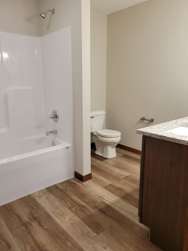 Building Photo - Middle Unit Townhouse