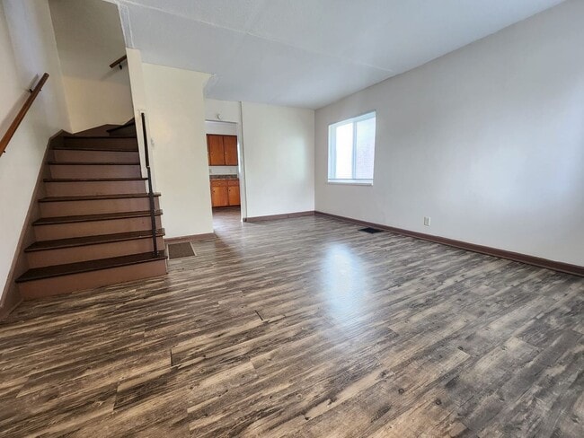 Building Photo - 740 S Harris Ave