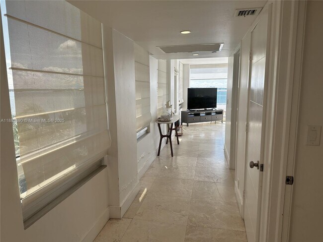 Building Photo - 1541 Brickell Ave