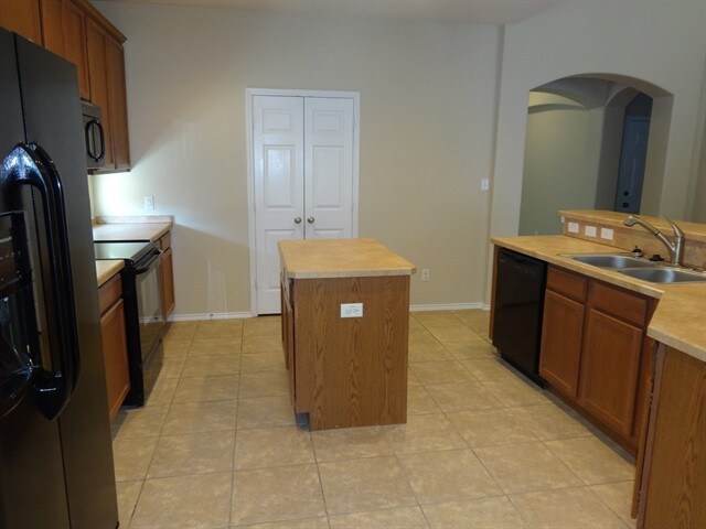 Building Photo - 2969 Lakeview Cir