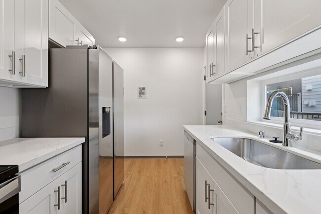 Building Photo - Brand-new private bedroom for the summer!