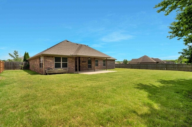 Building Photo - Spacious 3 Bedroom 2 Bath home in Great Location!