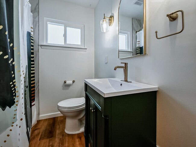 Building Photo - AVAILABLE NOW! Spacious 4-Bed Gem in the Heart of Clawson!