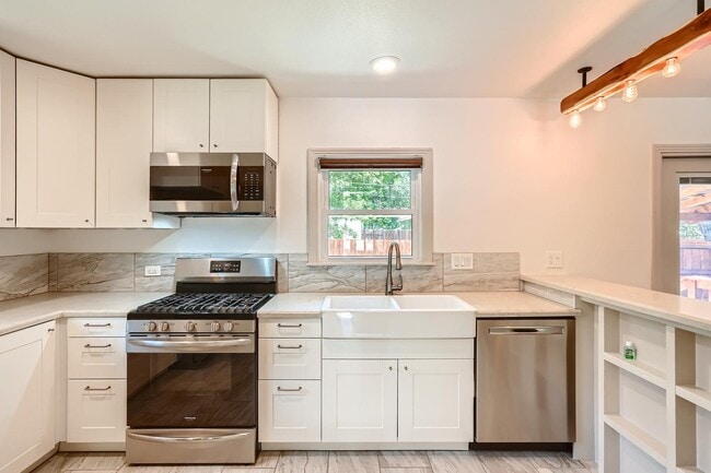 Building Photo - Updated Highland home with mid-century charm