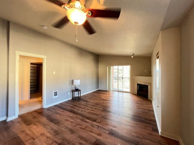 Building Photo - Top Floor 2 Bed 2 Bath Condo Hillsboro/Bea...