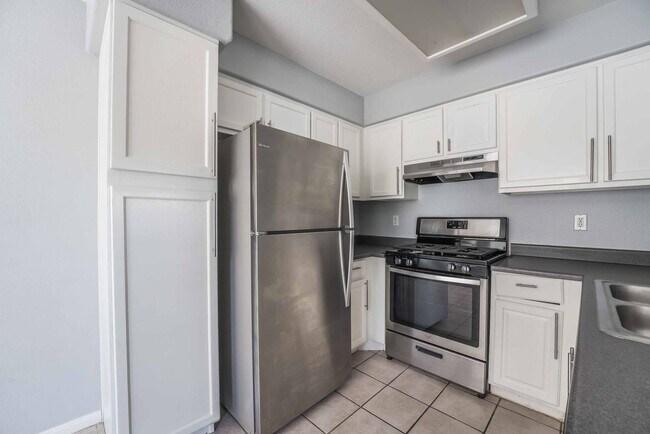 Building Photo - Introducing a beautiful and cozy condomini...
