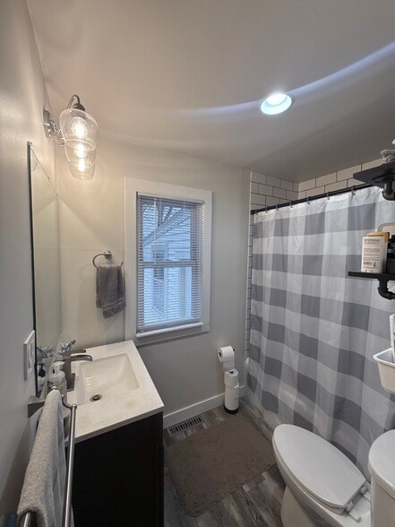 Building Photo - 502 S Fisk St