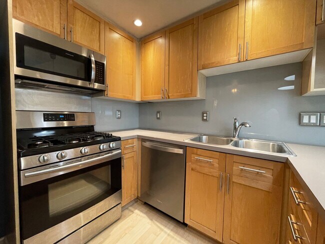 Building Photo - Fantastic Condo in NW Portland with Washer...