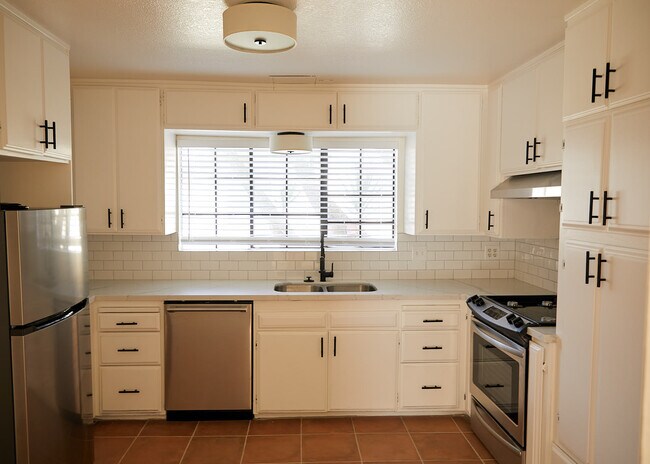 Building Photo - 364 Orizaba Ave